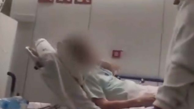 Camillas en los pasillos y pacientes hacinados: Mónica García calla ante el caos en el Hospital del Mar
