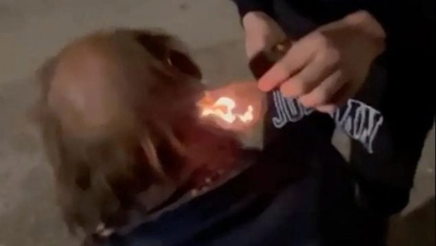 Investigan a dos menores tras grabarse humillando y quemando el pelo a un sintecho en Benacazón