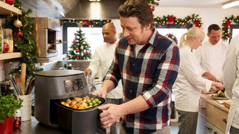 Montaje de Jamie Oliver cocinando con una freidora de aire. Foto: Scandic Hotels en Wikimedia Commons.