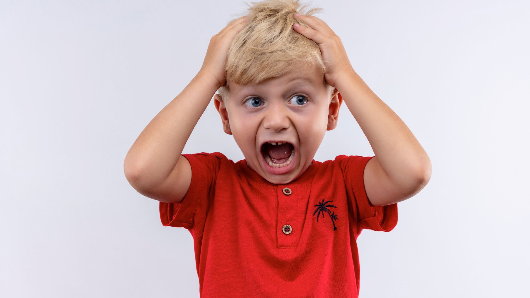 Niño pequeño en el medio de una rabieta. Foto: Freepik.