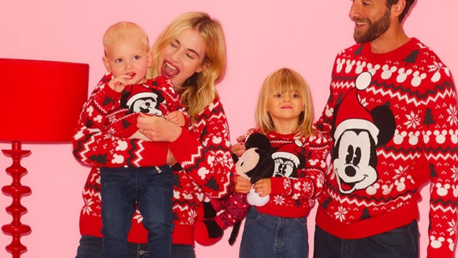 Parecen de revista pero son de Primark: los jerséis navideños para toda la familia que arrasan esta temporada