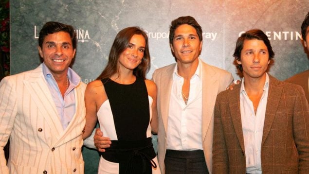 Pablo Castellano junto a sus hermanos y su mujer, María Pombo, en un evento del Grupo Archarray