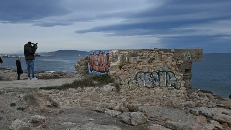 Búnker en la playa de Garrucha donde fue encontrado el cadáver del niño. (Efe)