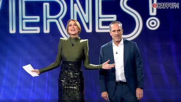 Bea Archidona y Santi Acosta, presentadores de De Viernes. (Mediaset)