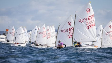 Dani Capa, con licra del CN Estanyol, en la salida de una de las dos regatas disputadas hoy.