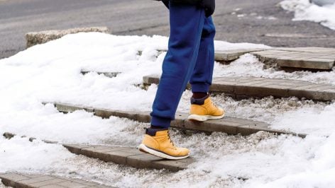 Un hombre camina en una zona nevada.