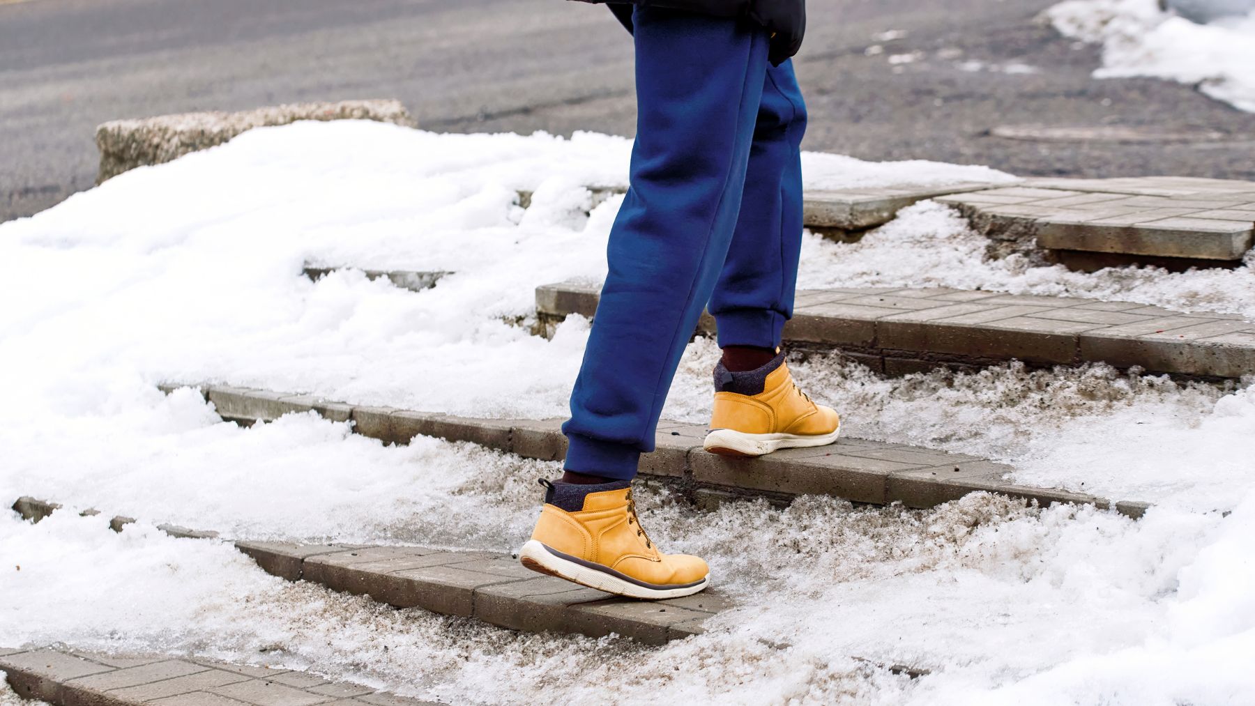 Un hombre camina en una zona nevada.