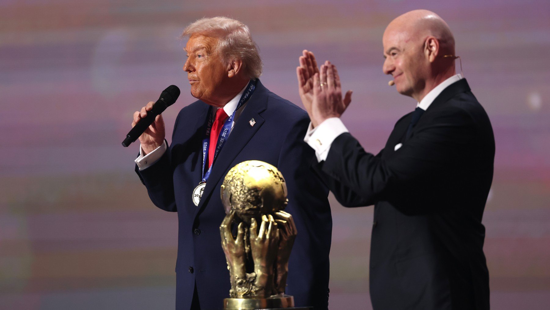 La FIFA da a Donald Trump el premio de la paz: Eres es el líder que queremos en el mundo