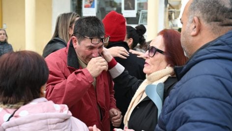 El abuelo materno de Lucas llora junto a familiares y vecinos de Garrucha tras el minuto de silencio a las puertas del ayuntamiento. (Efe)
