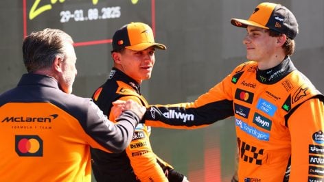 Zak Brown, Lando Norris y Oscar Piastri. (Getty)