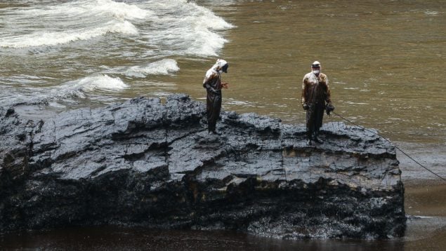 Empleados de Repsol limpian la zona del derrame en Perú. (Getty Images)