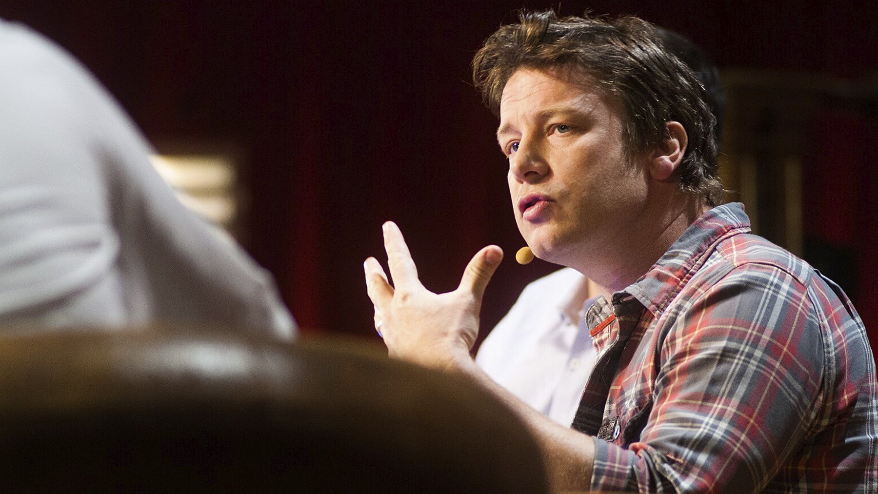 Jamie Oliver en una conferencia. Foto: OFFICIAL LEWEB PHOTOS en Wikimedia Commons.