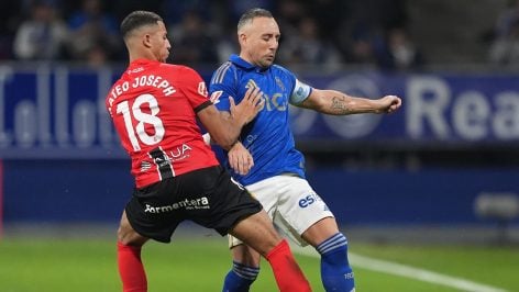 Cazorla y Mateo Joseph pelean por un balón. (Getty)