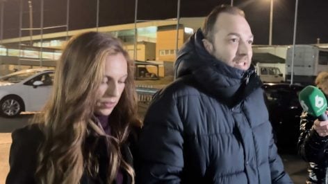 Andrea de la Torre y Víctor Ábalos a su salida de la cárcel.