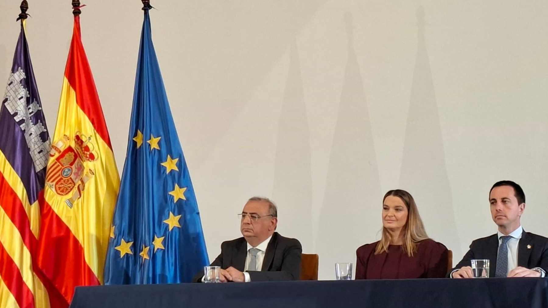 Alfonso Rodríguez, la presidenta Marga Prohens y el presidente del Consell, Llorenç Galmés.