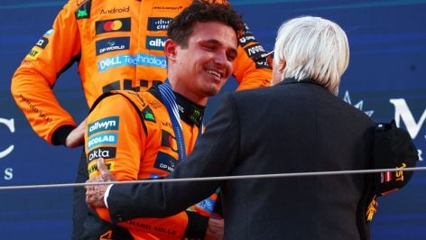 Lando Norris y Bernie Ecclestone en el podio de Austria este año. (Getty)