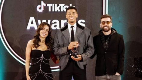 El deportista mallorquín Dani Castilla recogiendo su premio en la gala.