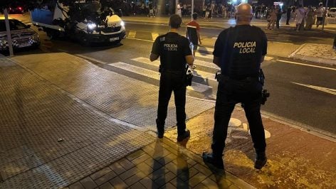 Dos policías locales de Alcúdia en un punto fijo de vigilancia.