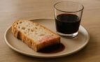 Merienda típica de los años ochenta en España, merienda de los niños en los ochenta, merienda típica ochentera en España, pan y vino para merendar en España.