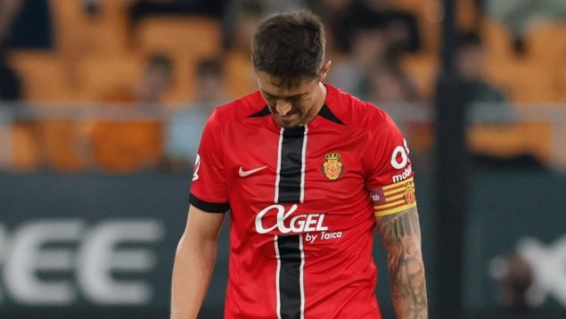 Imagen del jugador del Mallorca Antonio Raíllo abandonando el terreno de juego.