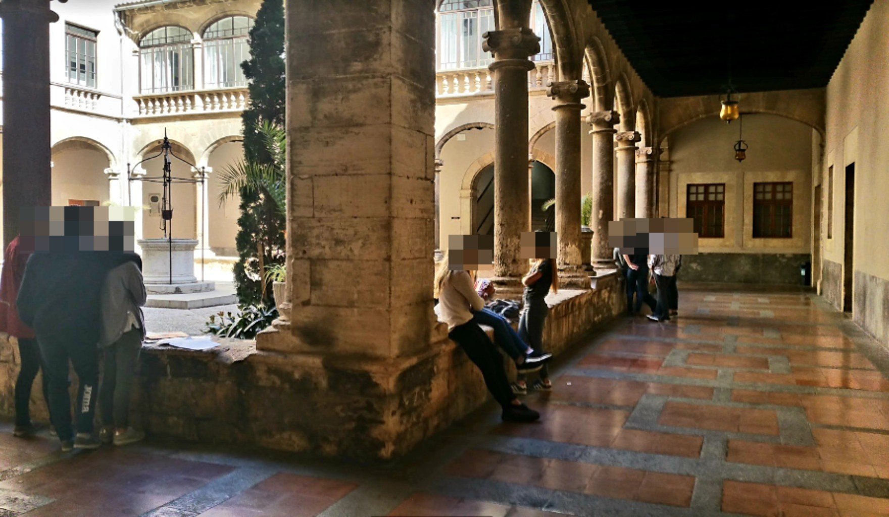 Imagen del claustro del colegio Montesión de Palma.