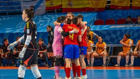 Las jugadoras de España celebran el bronce en el Mundial. (RFEF)