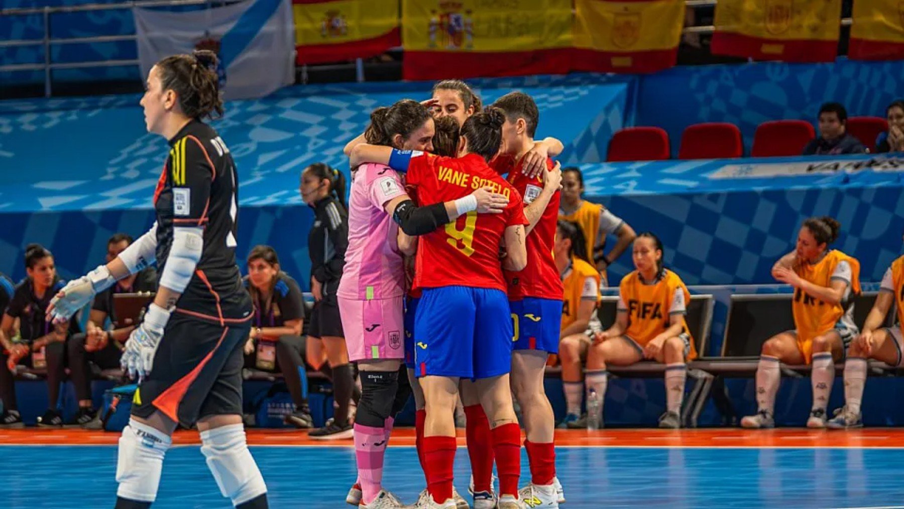 Las jugadoras de España celebran el bronce en el Mundial. (RFEF)