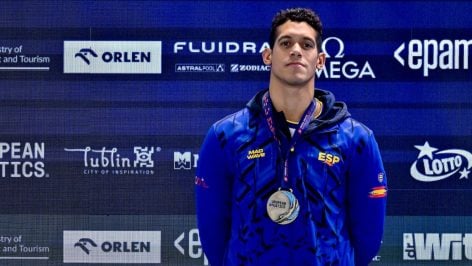 Hugo González posa con la medalla de campeón de Europa. (RFEN)