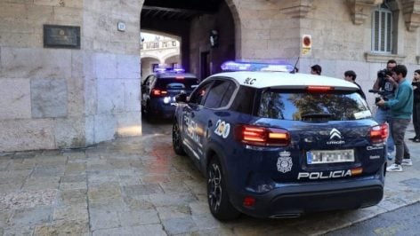 Un coche de Policía Nacional frente a la Audiencia Provincial de Palma.