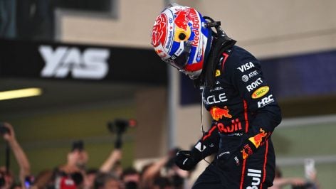 Max Verstappen celebra su pole en Abu Dabi. (Getty)