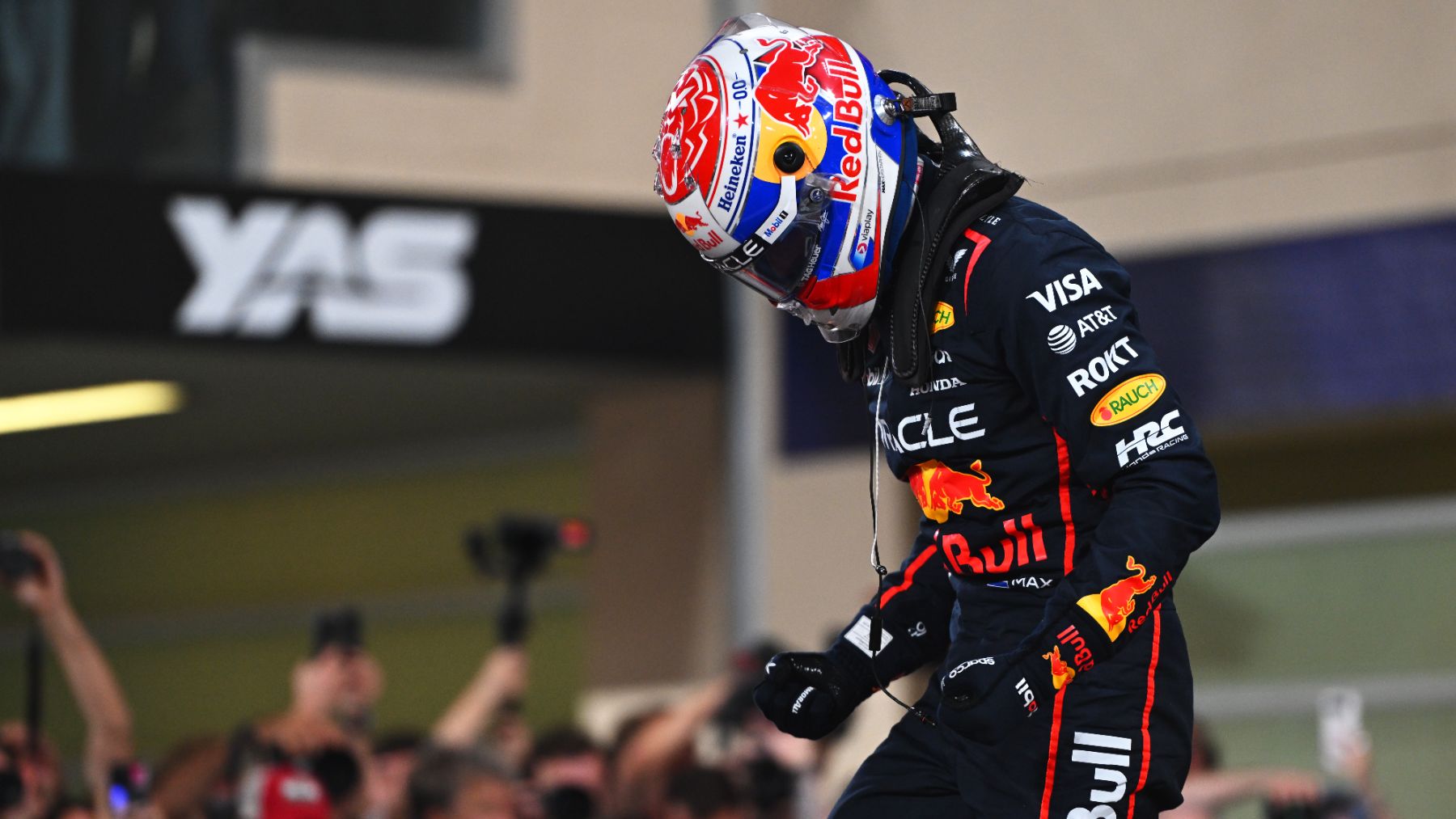 Max Verstappen celebra su pole en Abu Dabi. (Getty)