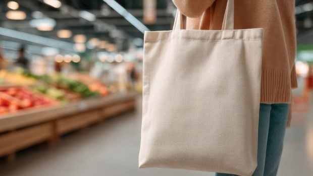 Comprando en el supermercado con bolsa de tela. Generado por IA. 