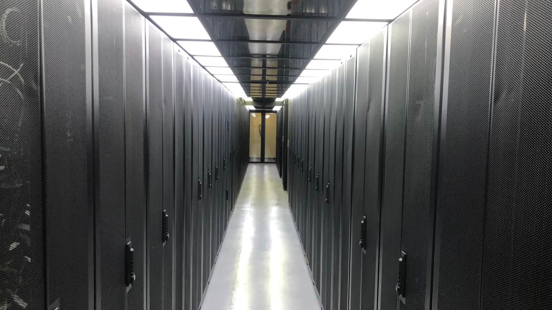 En el pasillo de los servidores del centro de datos urbano de nLighten en Madrid.