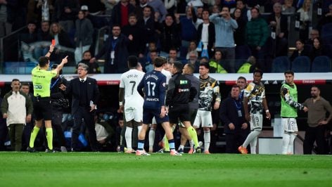 Quintero González saca roja a Endrick en el banquillo del Real Madrid. (Getty)