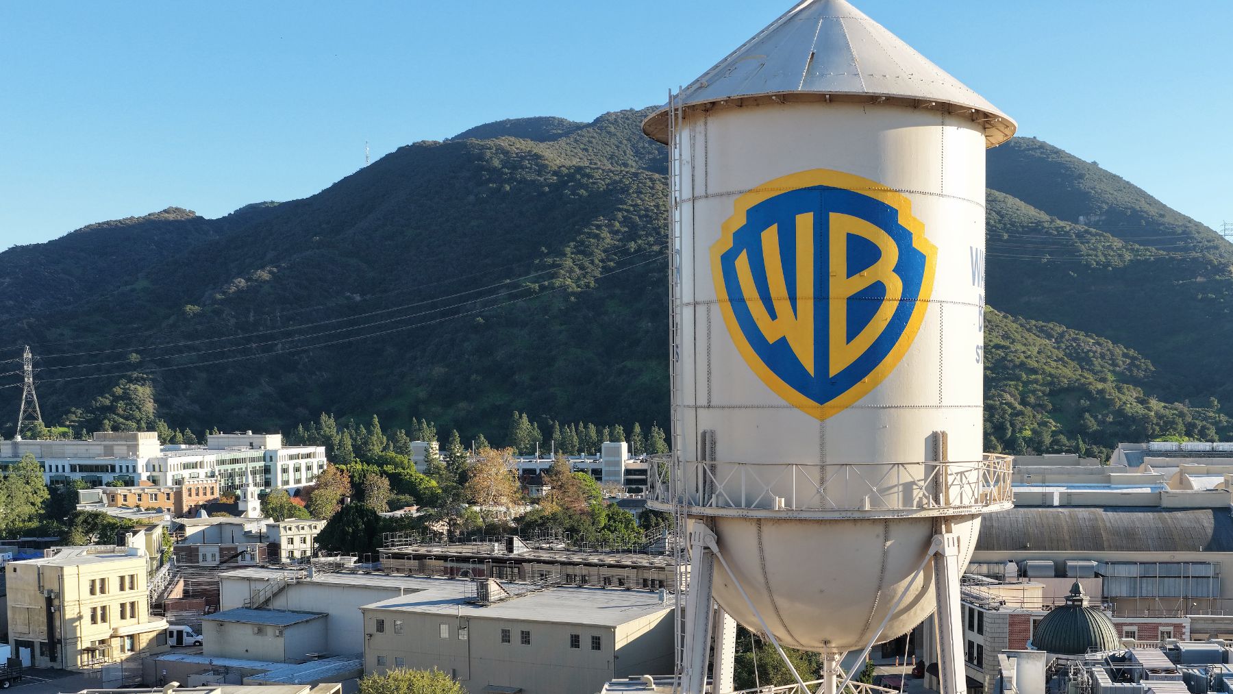 Paramount desafía a Netflix: irrumpe con una oferta hostil por Warner Bros de 103.000 millones