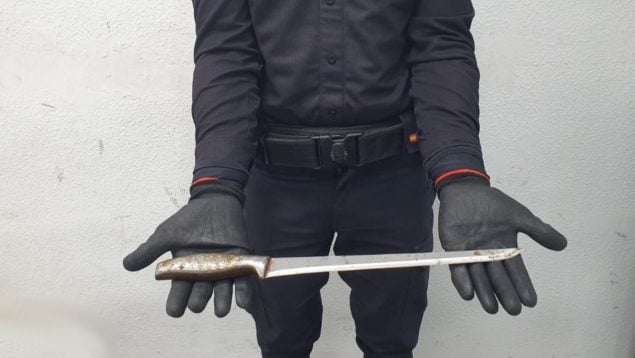 Detenido colombiano cuchillo