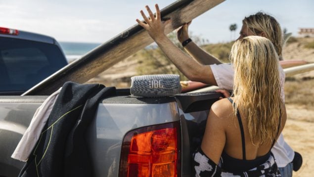 El altavoz portátil más recomendado para exteriores: es potente, resistente y con 20 horas de batería