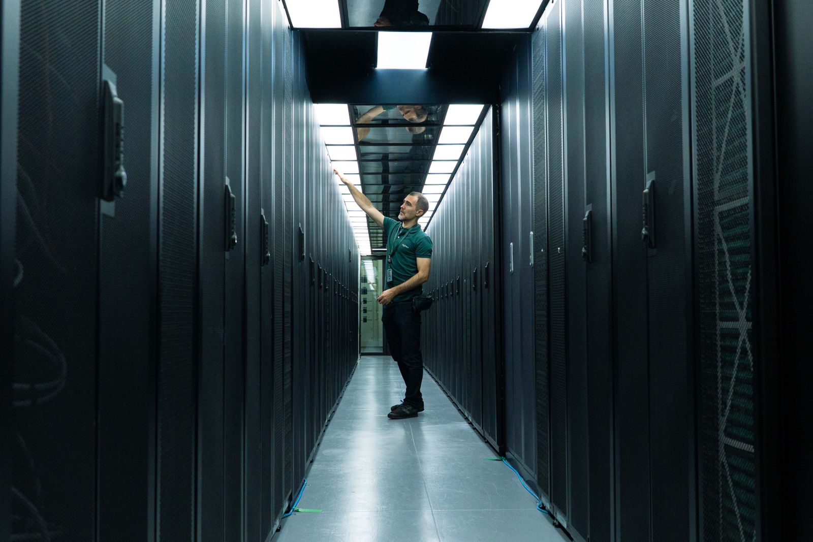 En el pasillo de los servidores del centro de datos urbano de nLighten en Madrid.