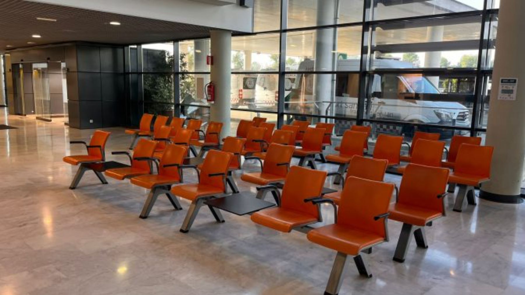 Imagen de una sala de espera de un centro sanitario.