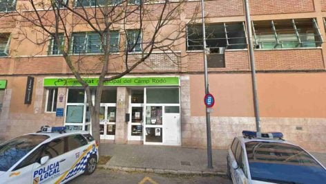 Imagen de la fachada del clausurado Mercado municipal de Camp Redó en el barrio de Corea de Palma.