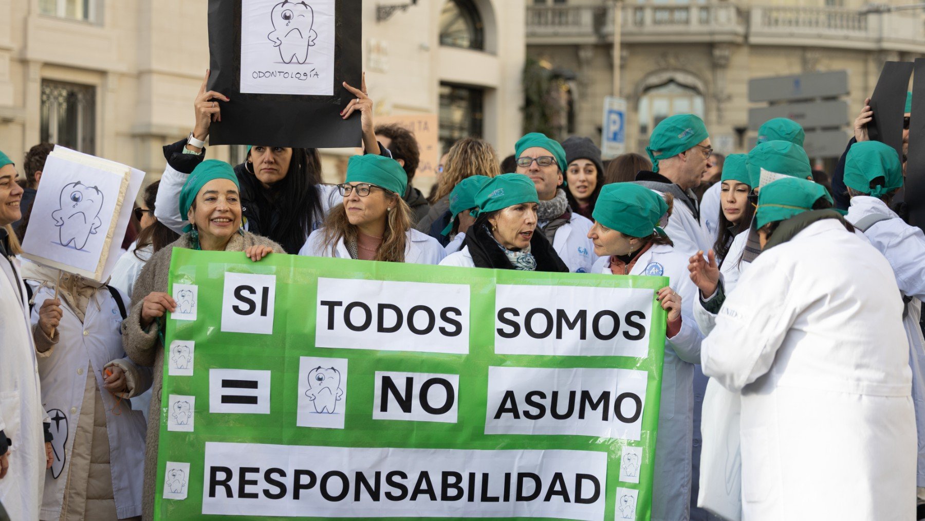 Los médicos salen a la calle en contra del estatuto de Sanidad: ¡Mónica, dimite, el médico no te admite!