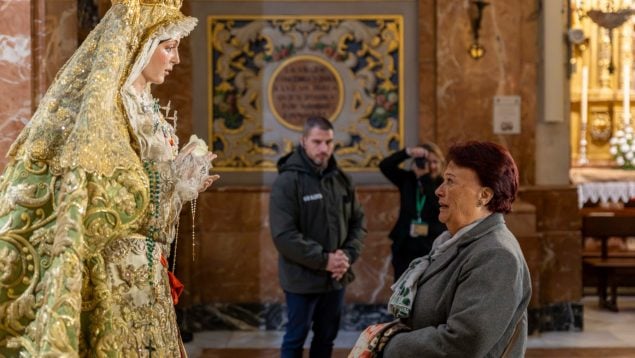 La Macarena regresa a su altar tras la crisis de las pestañas y una restauración a la altura: «Es ella»