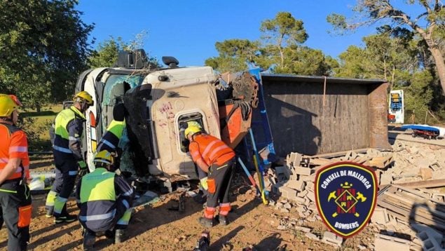 Herido grave un conductor al volcar su camión cargado de hormigón en la carretera de Porreres a Campos