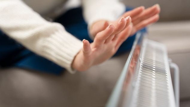 El simple truco para que los radiadores calienten más y gasten menos: sólo necesitas 1 minuto