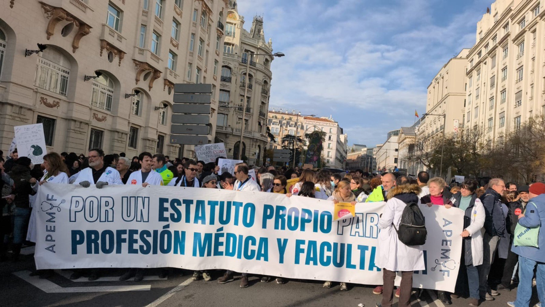 Miles de médicos en huelga contra las políticas de Sanidad: ¡Mónica, escucha, también era tu lucha!