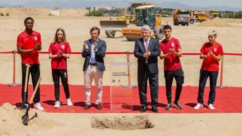 El alcalde de Madrid, José Luis Martínez Almeida, y el presidente del Atlético de Madrid, Enrique Cerezo, en la puesta de la primera piedra de la Ciudad del Deporte junto a promesas de la cantera del Atleti y dos atletas del club de Suances. (EP)