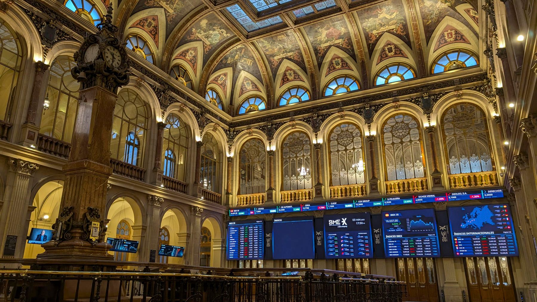 El Ibex 35 abre plano (+0,04) y consolida los 16.700 puntos, tras la decisión de la Fed