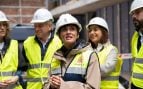 La ministra de Vivienda y Agenda Urbana, Isabel Rodríguez (c), visita una promoción de 50 viviendas de alquiler asequible