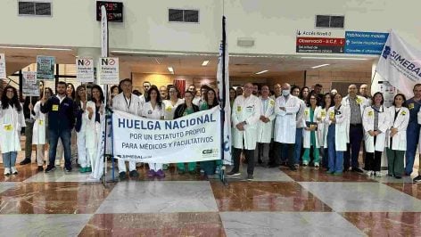 Concentración de personal sanitario en un centro hospitalario de Baleares por la huelga contra el Estatuto Marco.