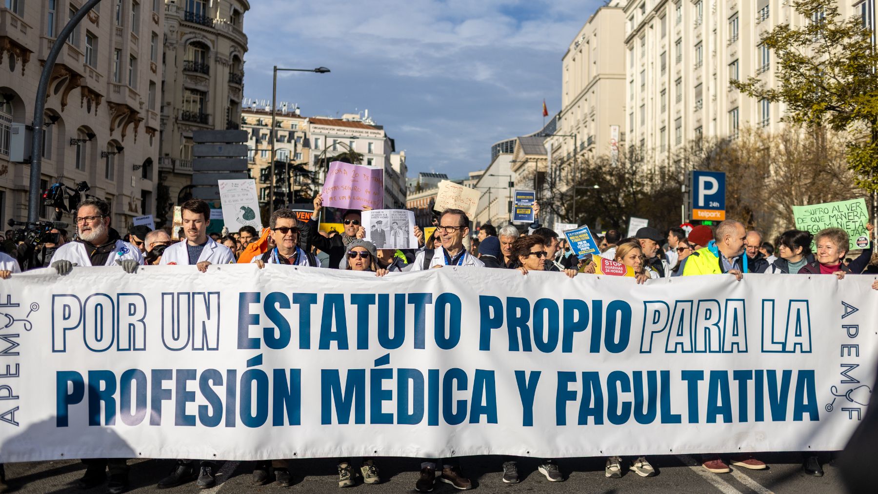 Sindicatos médicos: Ante el desprecio de Mónica García, el único camino es la movilización masiva